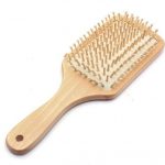 فرشاة شعر طبية مضادة للكهرباء السكونية ومصنوعة من الخشب وبمقبض على شكل مجداف ومع فتحة، وبشعيرات من الكيراتين لمساج الشعر